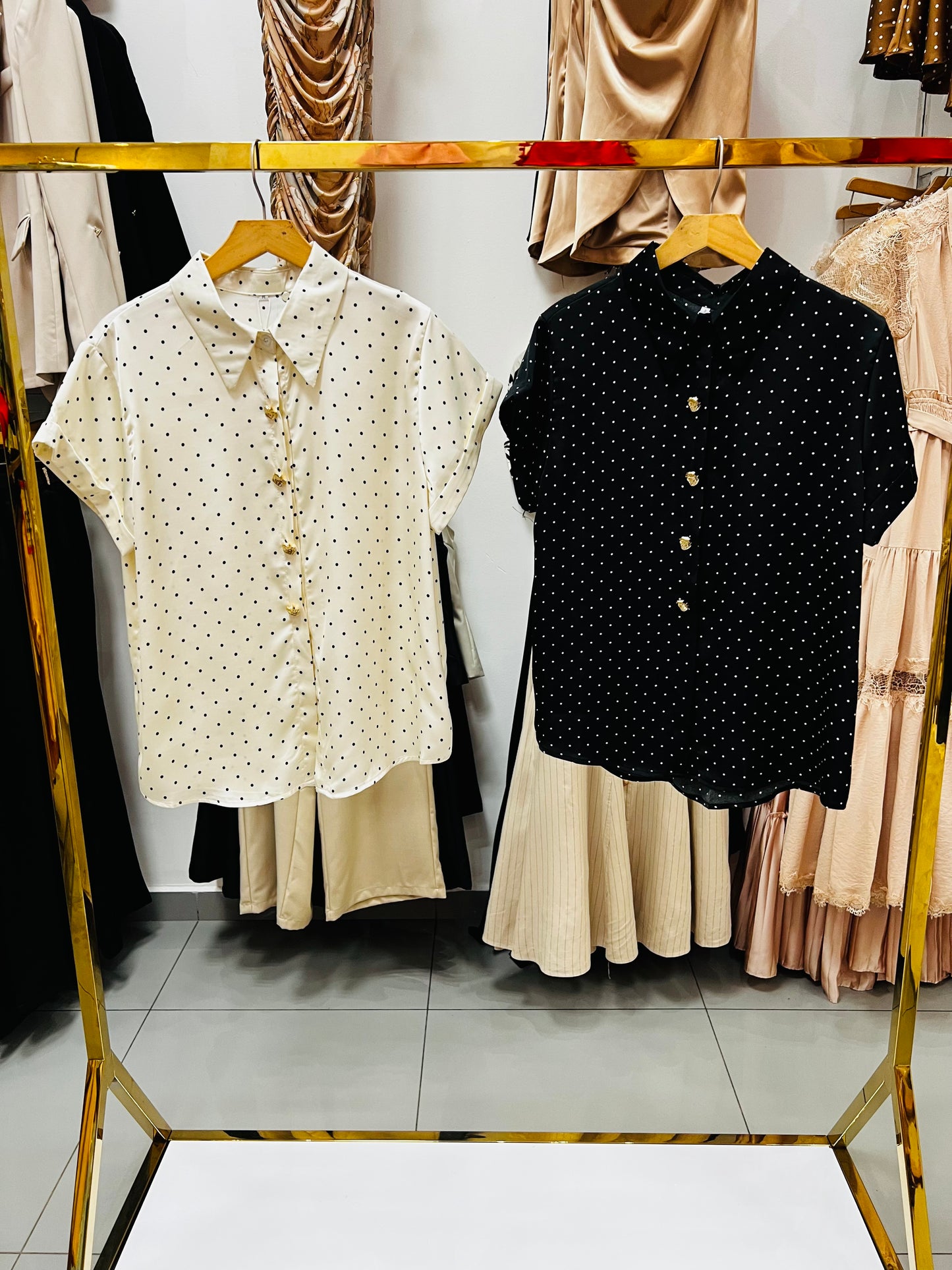 Blusa satín punteada