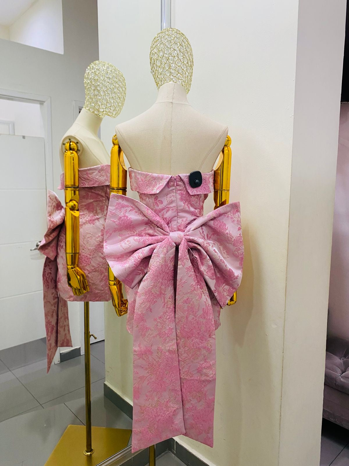 Vestido rosa con moño y estampado floral
