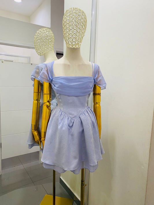 Vestido lila corto con escote en espalda