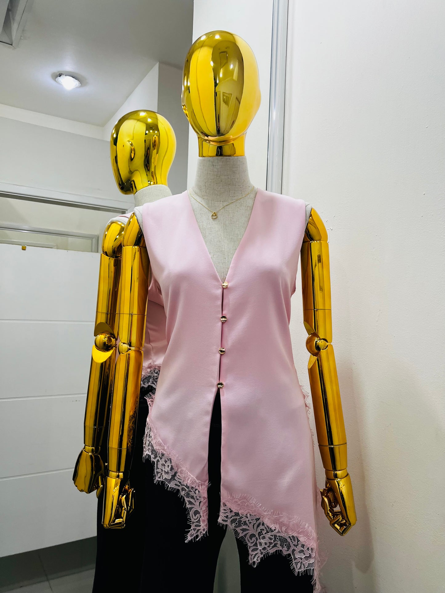 Blusa rosa con encaje