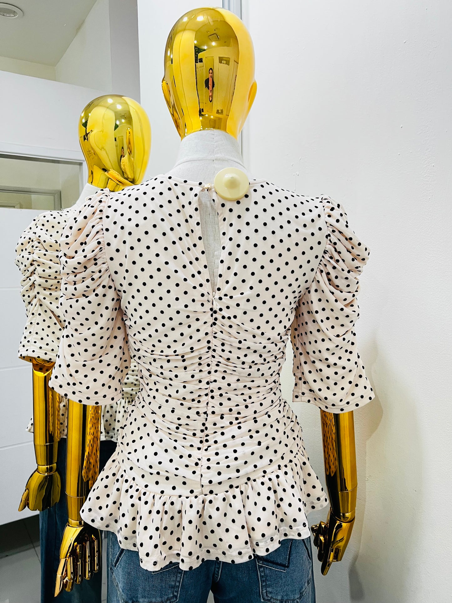 Blusa beige con olánes y puntos