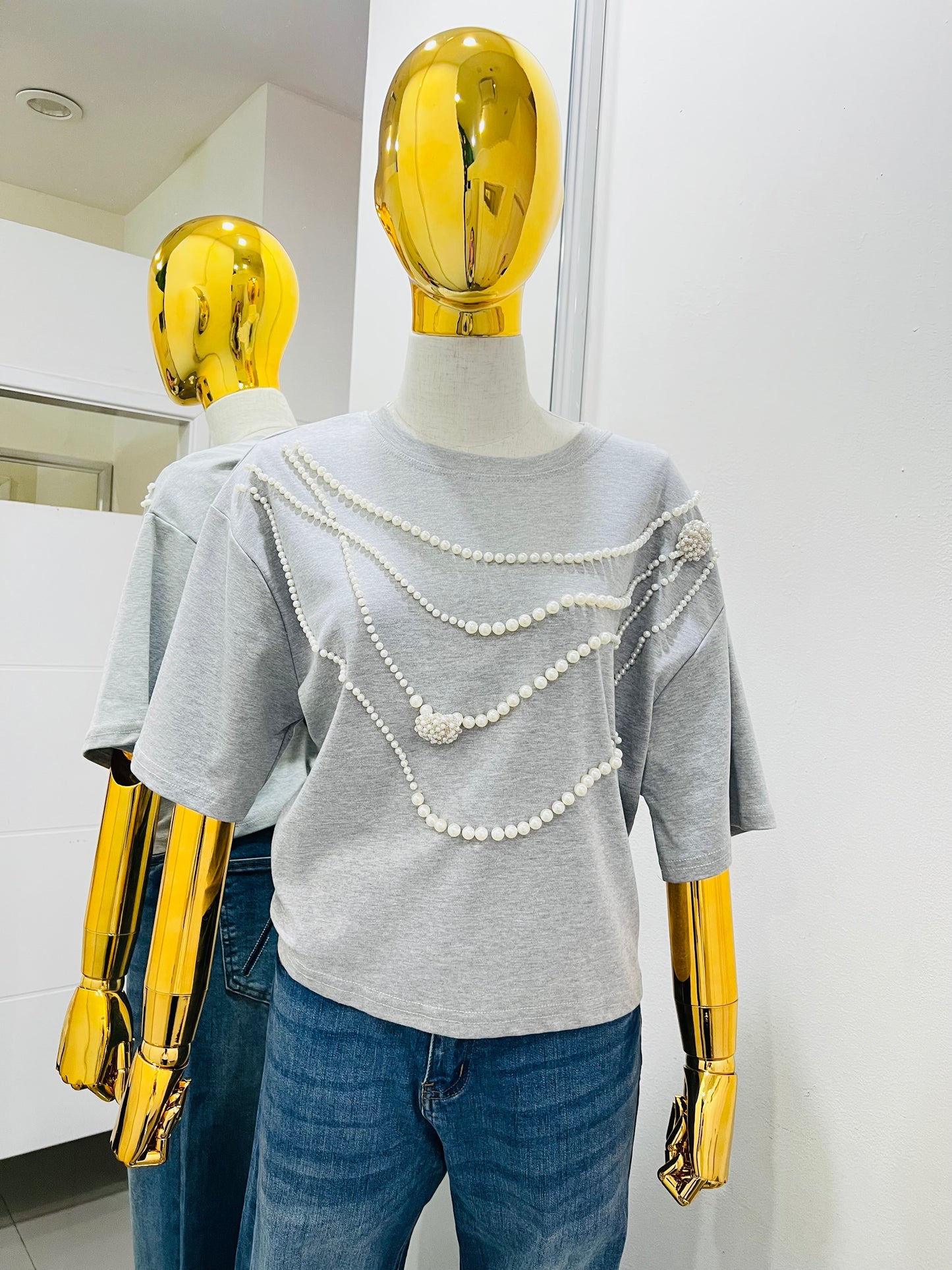 Blusa gris con perlas