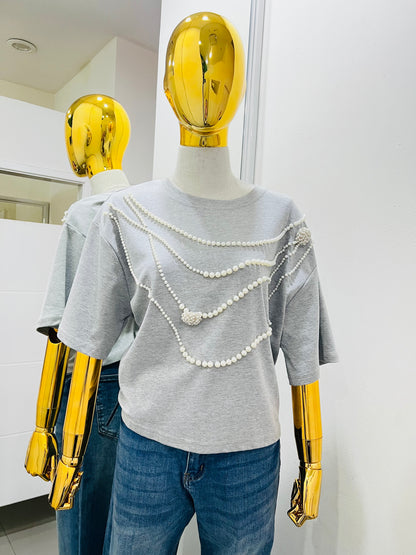 Blusa gris con perlas