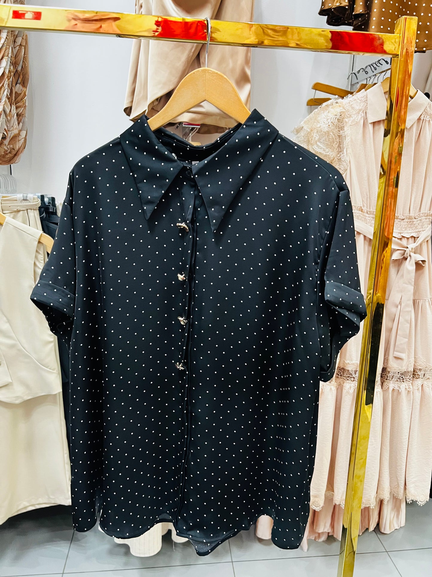 Blusa satín punteada