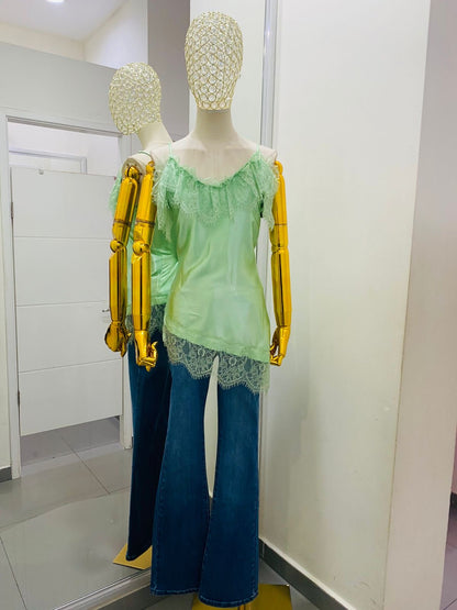 Blusa unitalla de satín con encaje