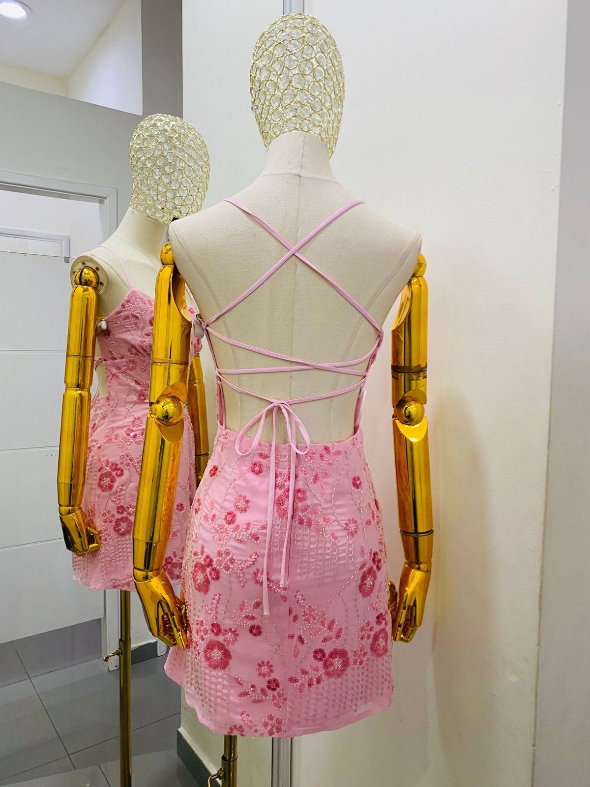 Vestido corto con flores color rosa
