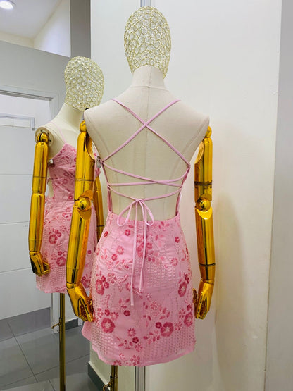 Vestido corto con flores color rosa