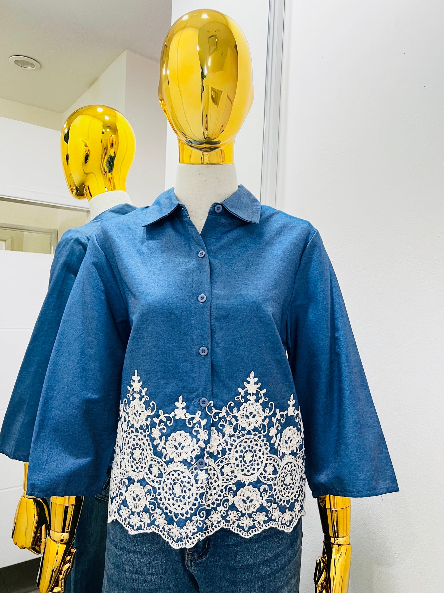 Blusa de mezclilla con encaje