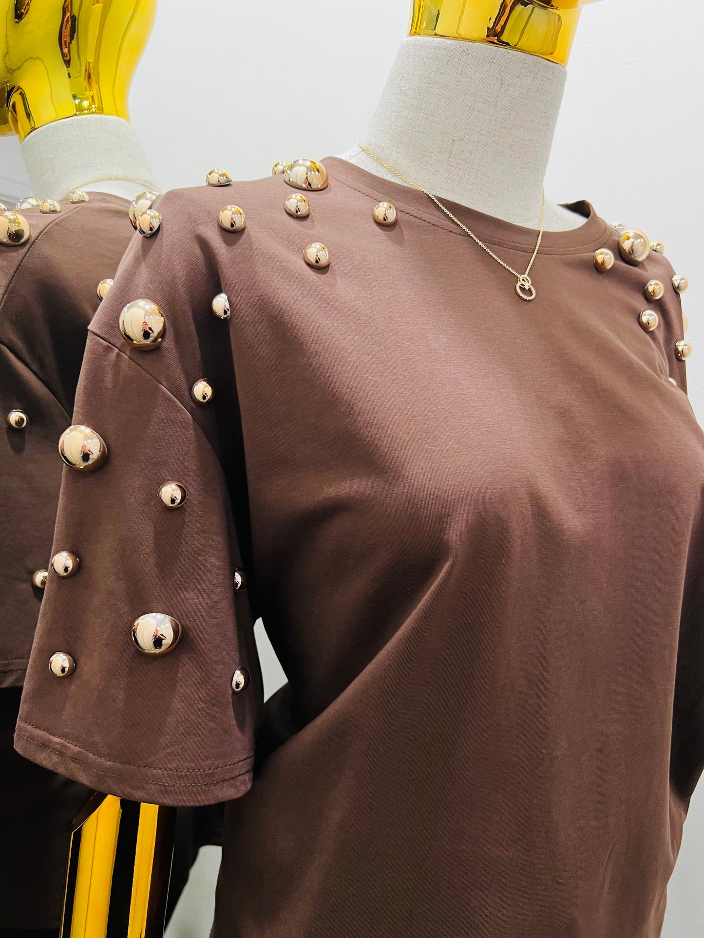 Blusa con perla dorada