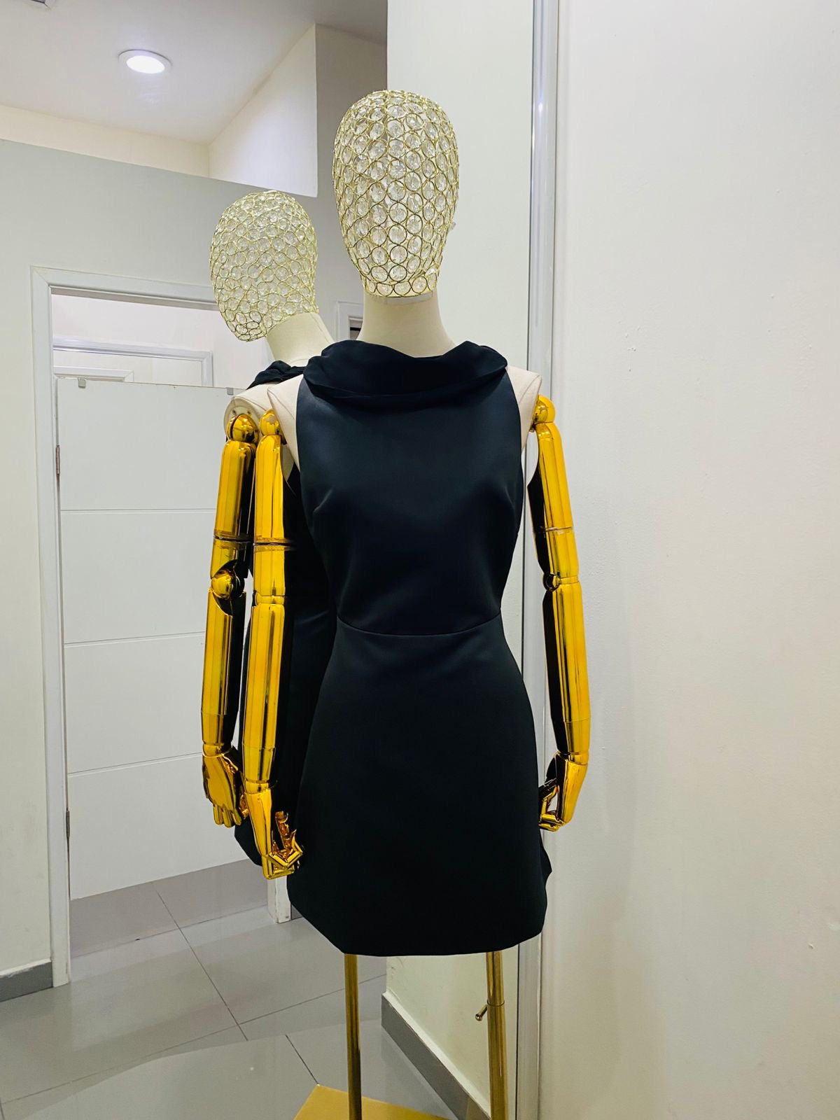Vestido corto con escote en la espalda