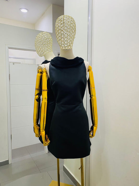 Vestido corto con escote en la espalda