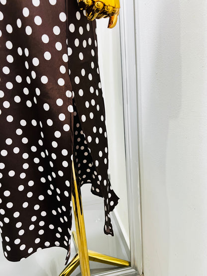 Vestido café con puntos en satín