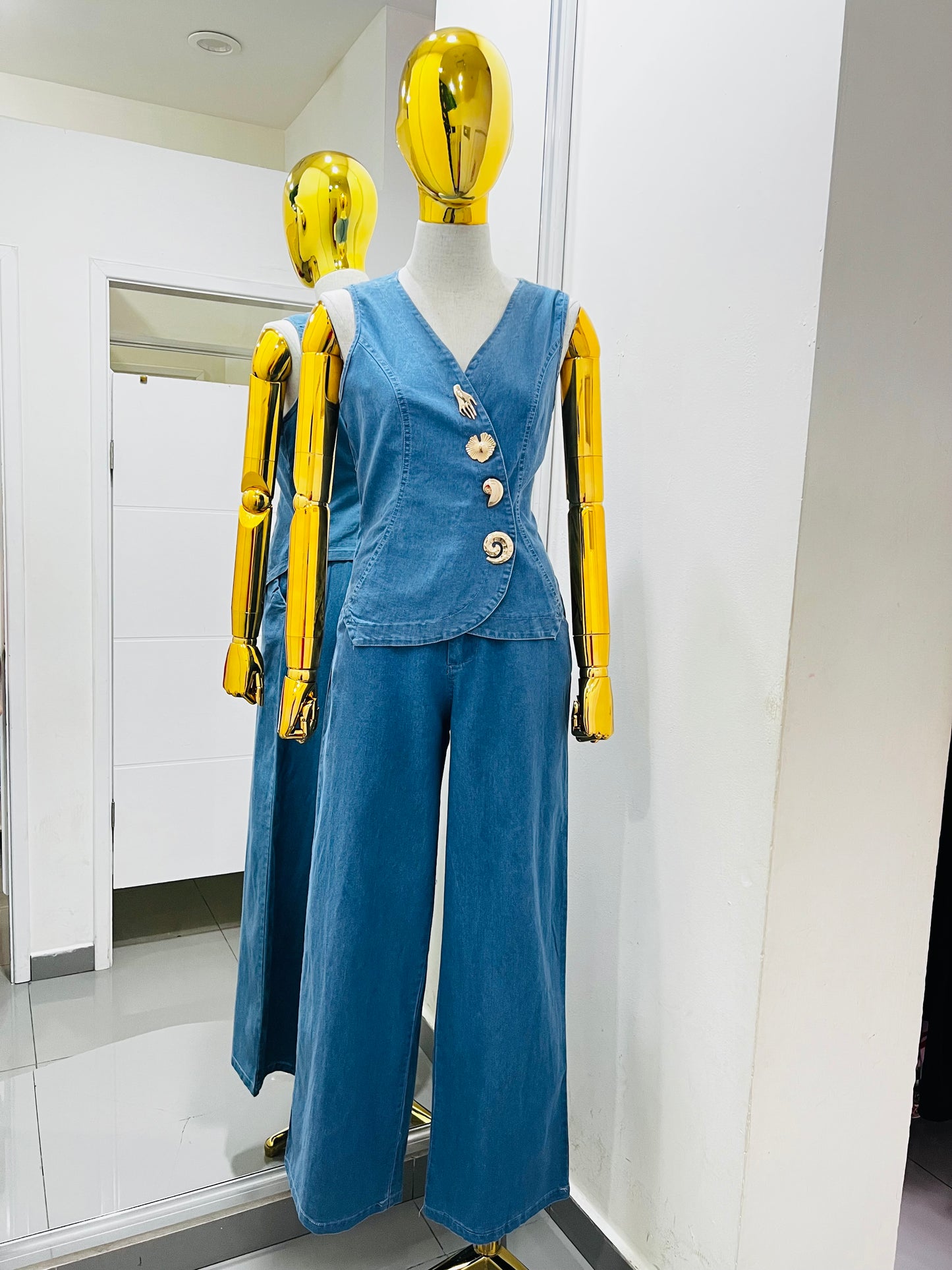 Conjunto de mezclilla botón dorado