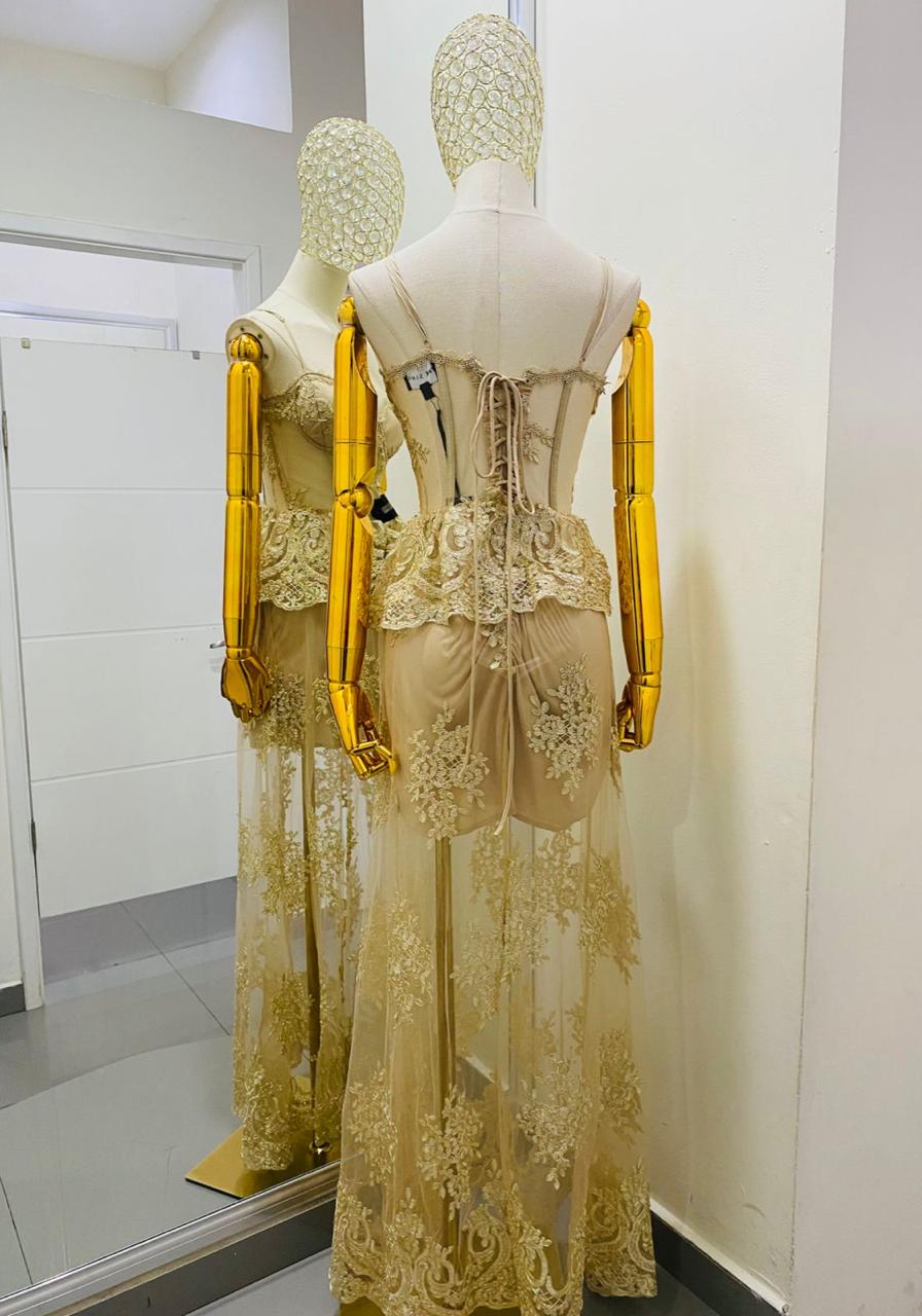 Vestido dama dorado