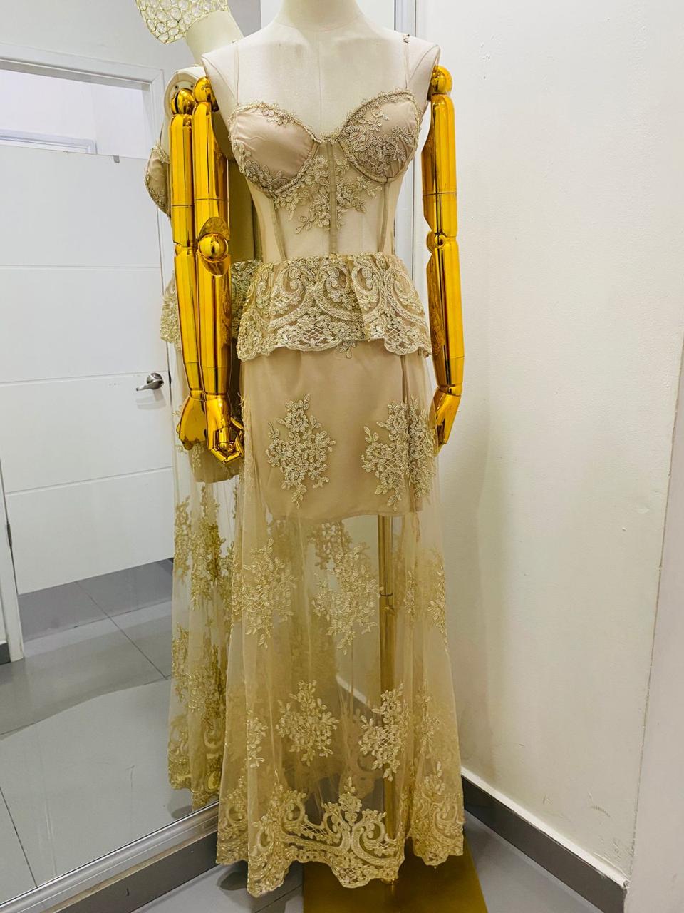 Vestido dama dorado