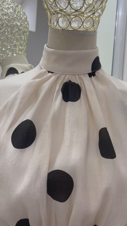 Conjunto de falda y blusa punteada