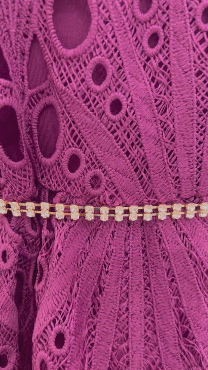 Vestido corto de encaje color bugambilia