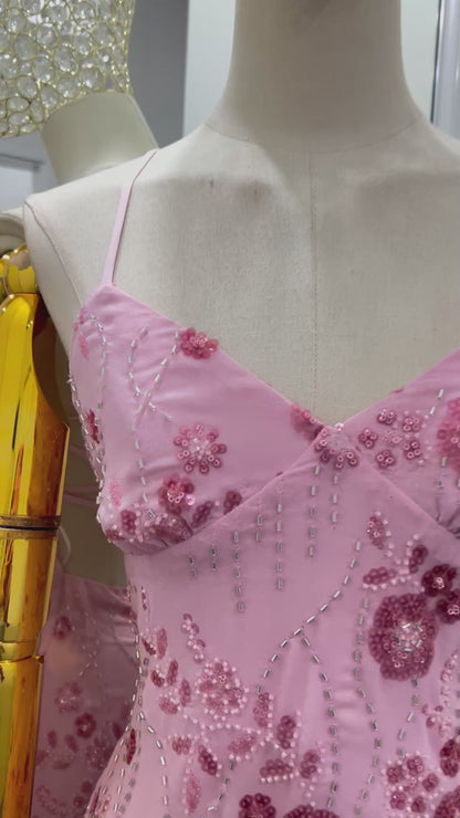 Vestido corto con flores color rosa