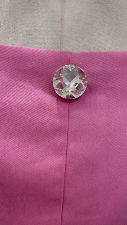Blusa rosa con botón de diamante