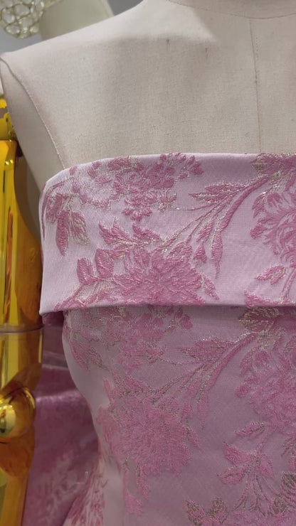 Vestido rosa con moño y estampado floral