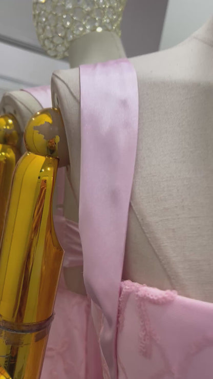 Vestido corto rosa de moños