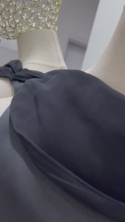 Vestido corto con escote en la espalda