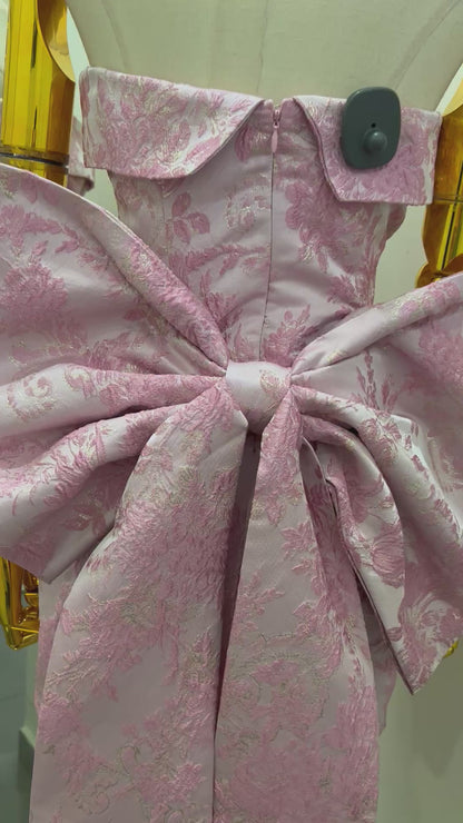 Vestido rosa con moño y estampado floral